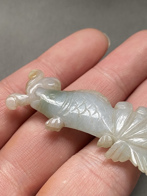 古玩玉器（一口價(jià)放漏）創(chuàng)匯期翡翠雕“魚形”掛件拍賣，當(dāng)前價(jià)格1800元