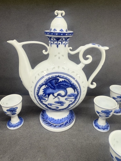 古玩陶瓷青花團(tuán)鳳玲瓏瓷壺一套拍賣，當(dāng)前價(jià)格68000元