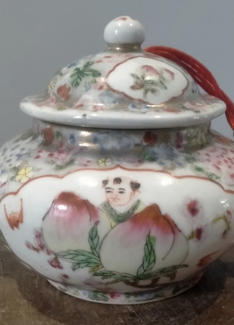 古玩陶瓷粉彩童子捧壽圖茶壺真品鑒賞圖