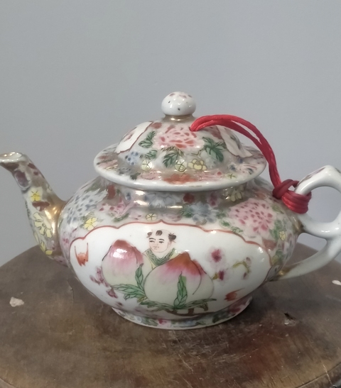 古玩陶瓷粉彩童子捧壽圖茶壺真品鑒賞圖
