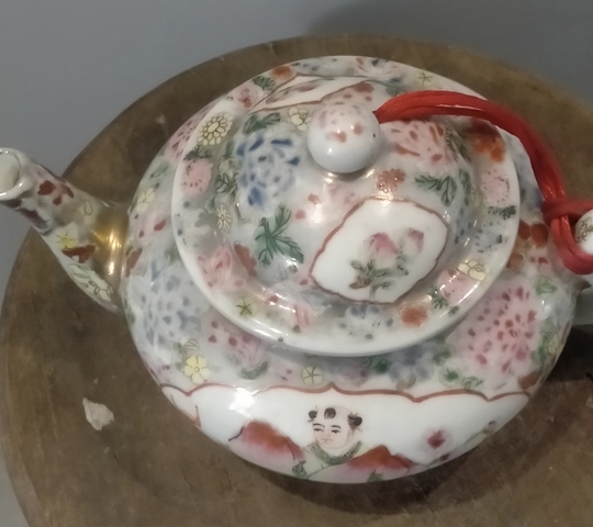 古玩陶瓷粉彩童子捧壽圖茶壺真品鑒賞圖