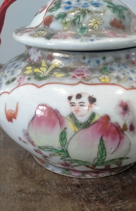 古玩陶瓷粉彩童子捧壽圖茶壺真品鑒賞圖