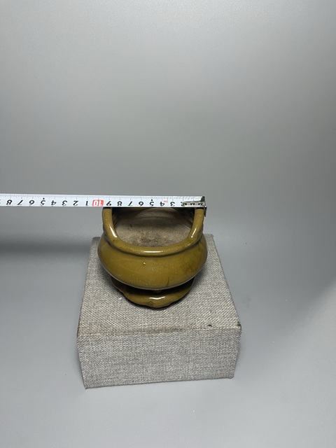 古玩陶瓷鱔魚黃三足鳳眼香爐拍賣,當前價格0元
