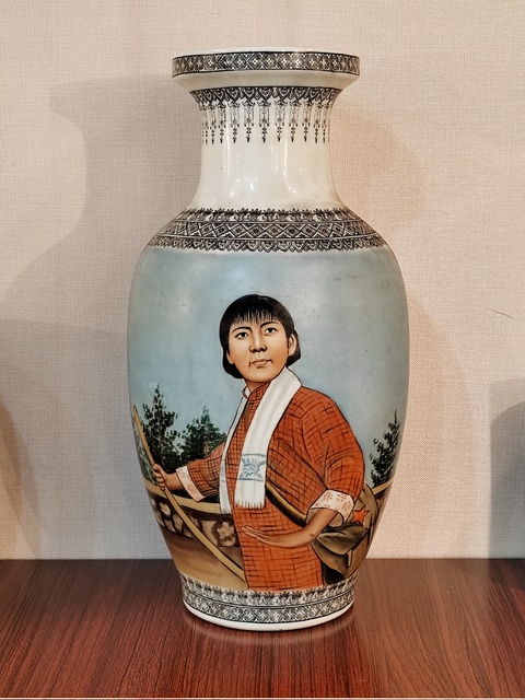古玩陶瓷文革油畫彩人物盤口瓶拍賣,當前價格12000元