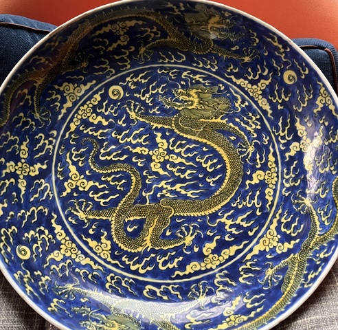 古玩陶瓷清康熙青花地黃彩云龍趕珠紋盤真品鑒賞圖