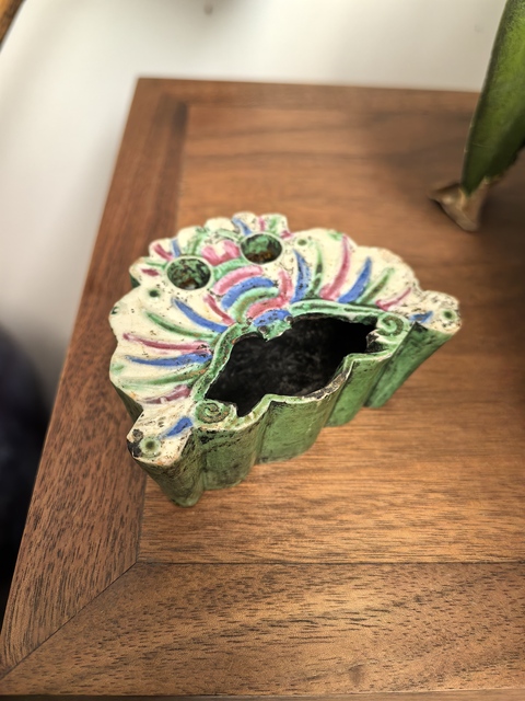 古玩陶瓷粉彩蝴蝶型筆插真品鑒賞圖