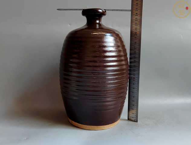 古玩陶瓷明代醬紅釉旋紋梅瓶真品鑒賞圖