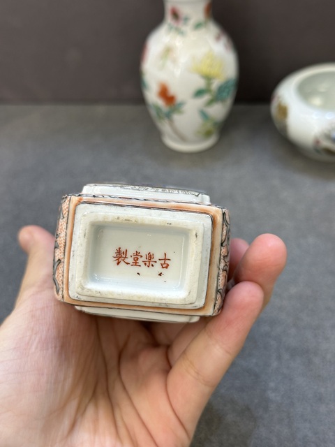 中国清末時代　粉彩 素三彩四方花瓶 中国清末時代 粉彩 素三彩四方花瓶 （中国清末時代 粉彩 素三彩