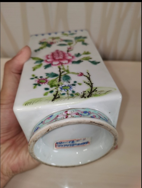 古玩陶瓷粉彩花卉紋四方琮式瓶拍賣(mài)，當(dāng)前價(jià)格5900元