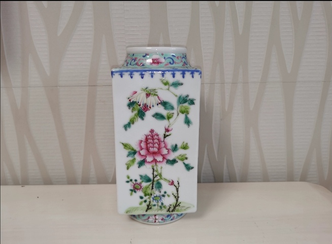 古玩陶瓷粉彩花卉紋四方琮式瓶拍賣(mài)，當(dāng)前價(jià)格5900元