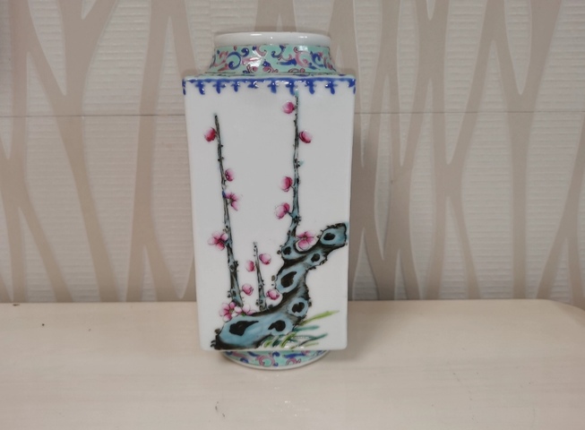 古玩陶瓷粉彩花卉紋四方琮式瓶拍賣(mài)，當(dāng)前價(jià)格5900元