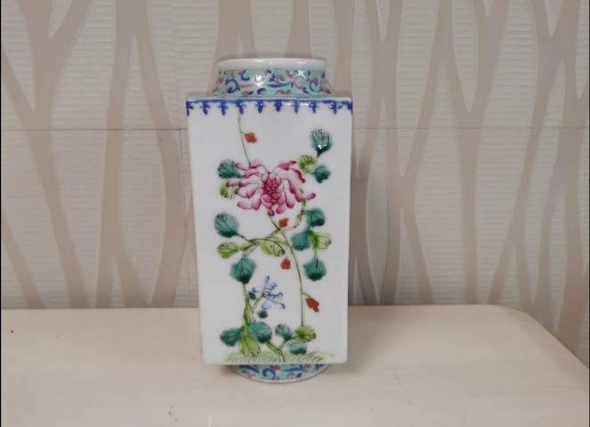 古玩陶瓷粉彩花卉紋四方琮式瓶拍賣(mài)，當(dāng)前價(jià)格5900元