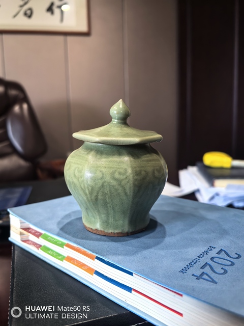 古玩陶瓷龍泉青瓷刻花八棱罐拍賣,當前價格19999元