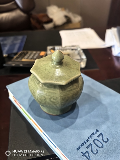 古玩陶瓷龍泉青瓷刻花八棱罐拍賣,當前價格19999元