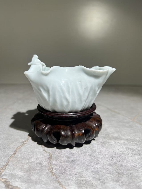 古玩陶瓷(清末民初)白釉荷葉青蛙紋杯(有很高藝術收藏價值小精品)拍賣,當前價格0元