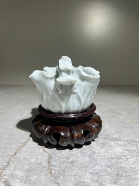古玩陶瓷(清末民初)白釉荷葉青蛙紋杯(有很高藝術收藏價值小精品)拍賣,當前價格0元