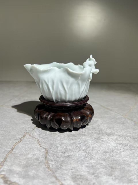 古玩陶瓷(清末民初)白釉荷葉青蛙紋杯(有很高藝術收藏價值小精品)拍賣,當前價格0元