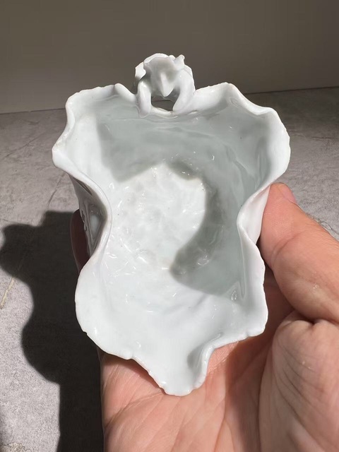 古玩陶瓷(清末民初)白釉荷葉青蛙紋杯(有很高藝術收藏價值小精品)拍賣,當前價格0元
