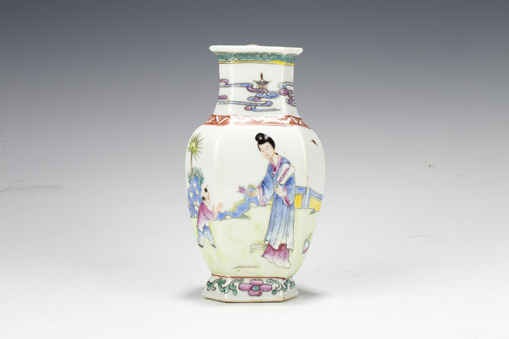 古玩陶瓷民國(guó)·粉彩仕女教子圖六方小瓶拍賣,當(dāng)前價(jià)格5555元
