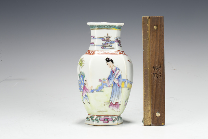 古玩陶瓷民國(guó)·粉彩仕女教子圖六方小瓶拍賣,當(dāng)前價(jià)格5555元