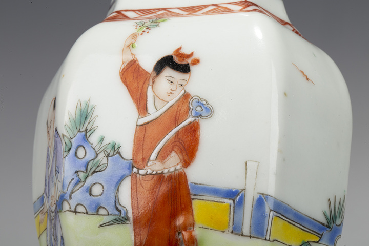 古玩陶瓷民國(guó)·粉彩仕女教子圖六方小瓶拍賣,當(dāng)前價(jià)格5555元