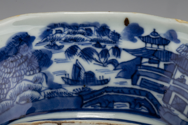 古玩陶瓷清中·青花山水樓閣紋獸耳蓋鍋拍賣,當前價格0元