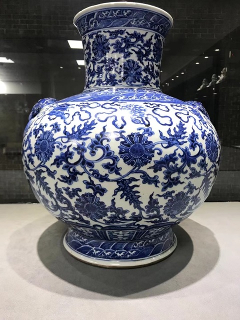 古玩陶瓷青花纏枝花卉紋鋪首尊真品鑒賞圖