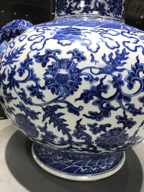 古玩陶瓷青花纏枝花卉紋鋪首尊真品鑒賞圖