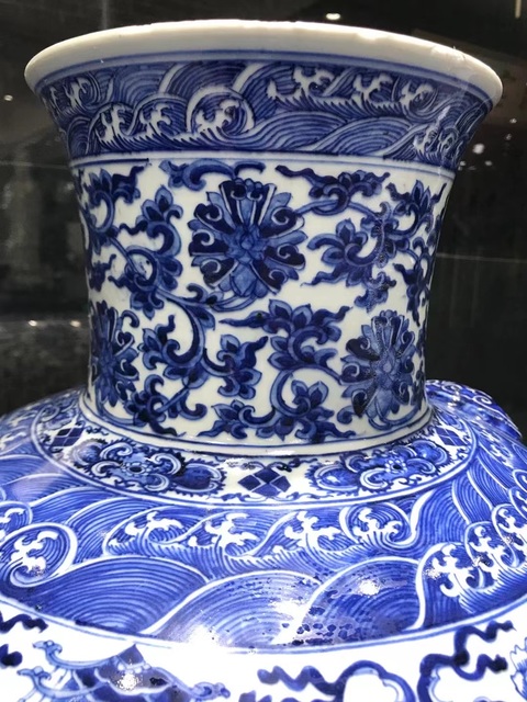古玩陶瓷青花纏枝花卉紋鋪首尊真品鑒賞圖