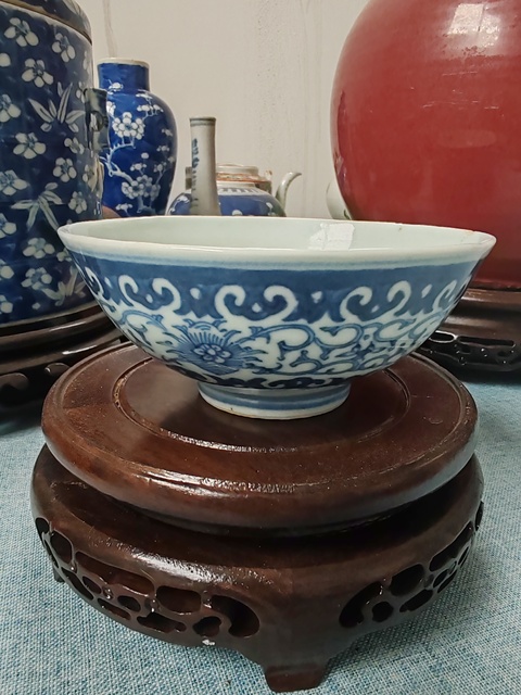 古玩陶瓷青花纏枝花卉紋碗真品鑒賞圖