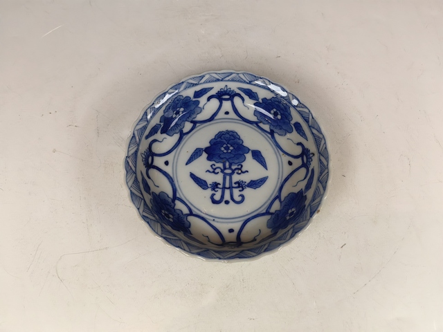 古玩陶瓷清晚纏枝花卉紋青花花口盤真品鑒賞圖
