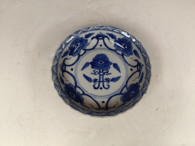 古玩陶瓷清晚纏枝花卉紋青花花口盤真品鑒賞圖