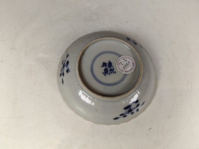 古玩陶瓷清晚纏枝花卉紋青花花口盤真品鑒賞圖