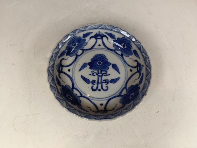 古玩陶瓷清晚纏枝花卉紋青花花口盤真品鑒賞圖