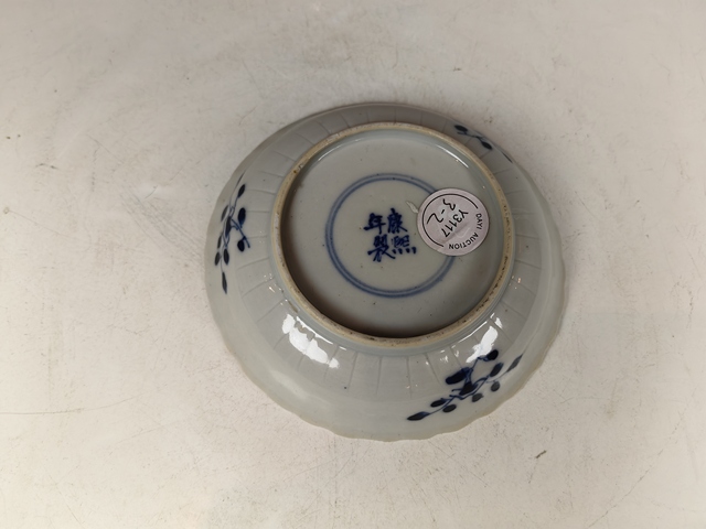 古玩陶瓷清晚纏枝花卉紋青花花口盤真品鑒賞圖