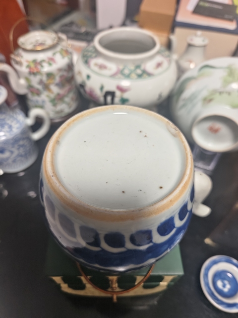 古玩陶瓷清中期青花云龍三現(xiàn)紋茶壺拍賣(mài),當(dāng)前價(jià)格1380元