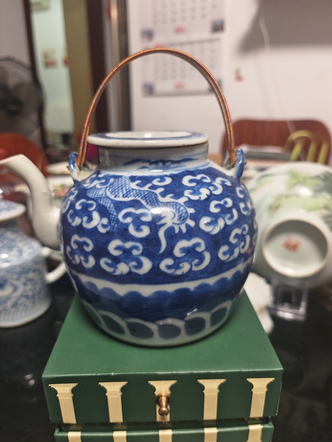 古玩陶瓷清中期青花云龍三現(xiàn)紋茶壺拍賣(mài),當(dāng)前價(jià)格1380元