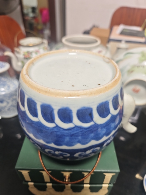 古玩陶瓷清中期青花云龍三現(xiàn)紋茶壺拍賣(mài),當(dāng)前價(jià)格1380元