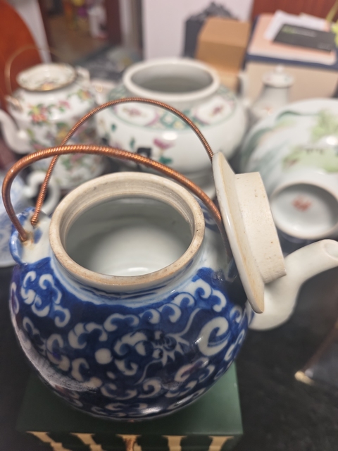 古玩陶瓷清中期青花云龍三現(xiàn)紋茶壺拍賣(mài),當(dāng)前價(jià)格1380元