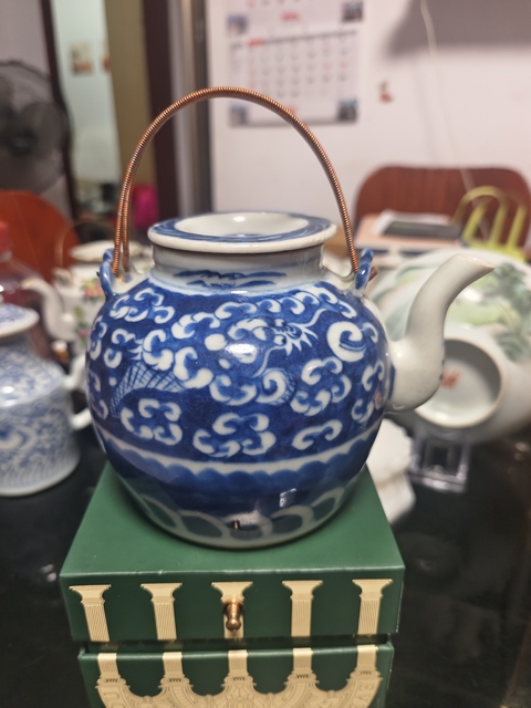 古玩陶瓷清中期青花云龍三現(xiàn)紋茶壺拍賣(mài),當(dāng)前價(jià)格1380元