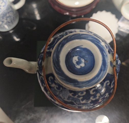 古玩陶瓷清中期青花云龍三現(xiàn)紋茶壺拍賣(mài),當(dāng)前價(jià)格1380元