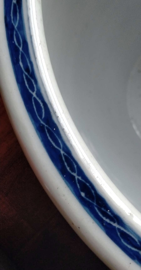 古玩陶瓷晚清藍地開窗花卉紋卷缸真品鑒賞圖