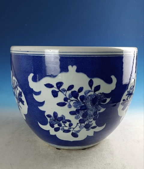 古玩陶瓷晚清藍地開窗花卉紋卷缸真品鑒賞圖
