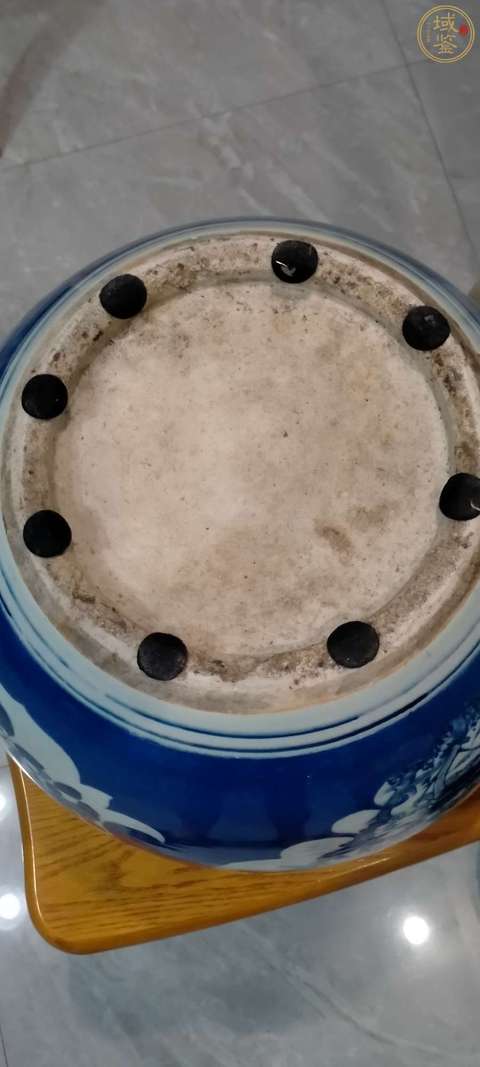 古玩陶瓷晚清藍地開窗花卉紋卷缸真品鑒賞圖
