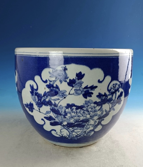 古玩陶瓷晚清藍地開窗花卉紋卷缸真品鑒賞圖