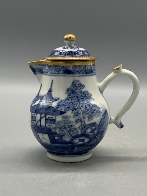 古玩陶瓷樓臺亭閣青花奶壺真品鑒賞圖