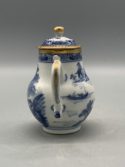 古玩陶瓷樓臺亭閣青花奶壺真品鑒賞圖