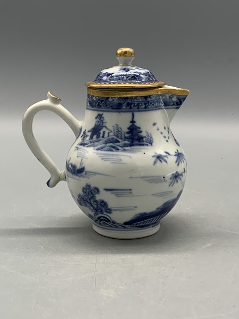 古玩陶瓷樓臺亭閣青花奶壺真品鑒賞圖
