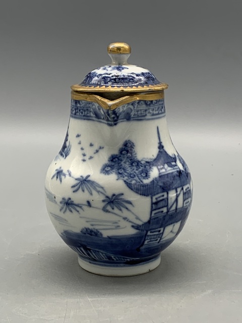 古玩陶瓷樓臺亭閣青花奶壺真品鑒賞圖