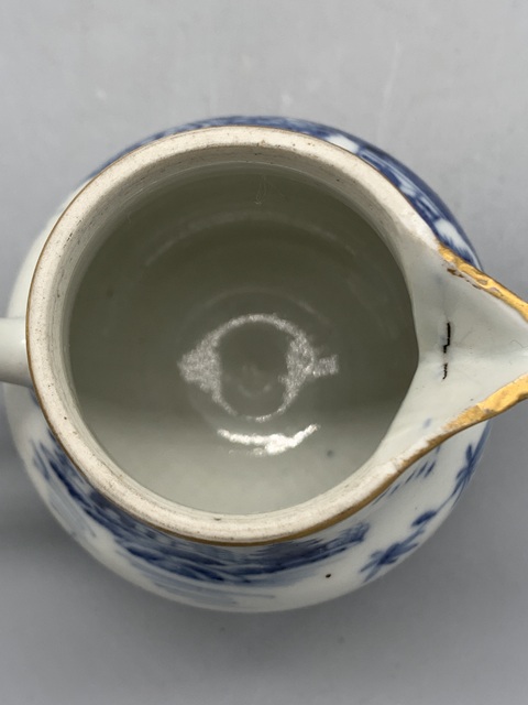 古玩陶瓷樓臺亭閣青花奶壺真品鑒賞圖